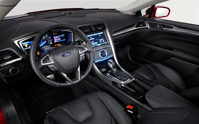 2013-Ford_Fusion-cockpit